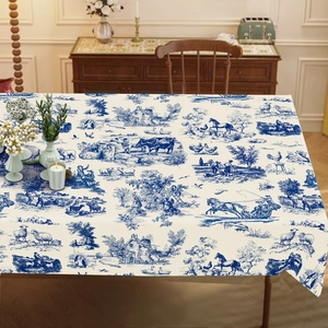 Détail de la nappe Toile de Jouy montrant des scènes pastorales sur tissu bleu et blanc