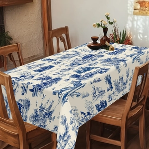 Vue détaillée d'une nappe rectangulaire au motif Toile de Jouy bleue sur table en bois