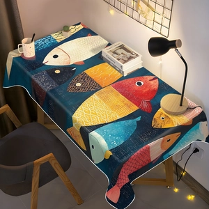 Détail du motif de poissons colorés sur nappe bleu marine en tissu lin de qualité
