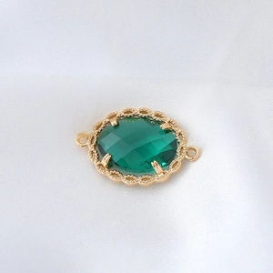 Exquisite 18k vergoldete ovale smaragdgrüne Edelstein Anhänger mit filigranen Details