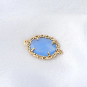 Makro-Detail eines himmelblauen facettierten Edelsteins in Goldrahmen für Schmuck-DIY