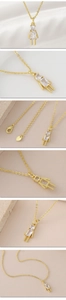 Vue détaillée du collier pendentif fille plaqué or serti de pierres de zircone brillantes
