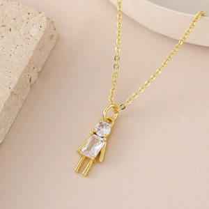Collier doré avec pendentif fille en zircone sur fond de pierre décorative