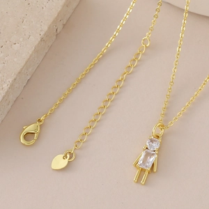 Collier minimaliste en cuivre plaqué or avec un pendentif en forme de fille serti de zircons