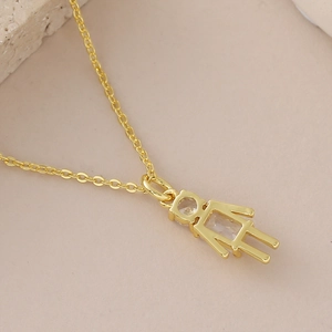 Collier avec pendentif fille plaqué or serti de zircons cubiques sur chaîne fine
