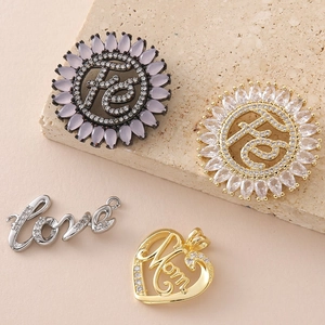 Επίχρυσα μενταγιόν 18 καρατίων σε σχήμα καρδιάς και λουλουδιού με γράμματα MOM και Love