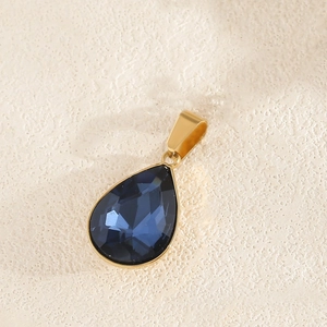 Macro-opname van blauwe druppelvormige hanger met gepolijste goudkleurige zetting