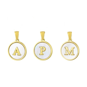 Trois pendentifs alphabet ronds en or et nacre avec les lettres A P M sur fond blanc