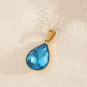 Detail van een waterdruppel blauwe kristallen hanger met gepolijste vergulde edelstalen zetting