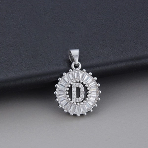 Dettaglio macro del ciondolo lettera D placcato oro 18K con alone di zirconi