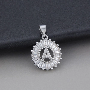 Pendaglio in argento lucido con lettera A in zirconi e anello esterno taglio baguette