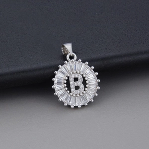 Ciondolo tondo lettera B placcato oro 18K con zirconi a raggiera e stile minimalista