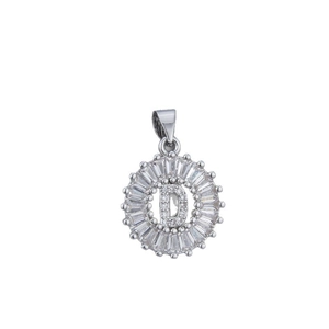 Squisito ciondolo con lettera D in argento con micro-pavé e zirconi a taglio baguette