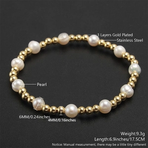 Detail of 17.5cm beaded bracelet with 6mm pearls and 4mm triple-gold plated steel beads