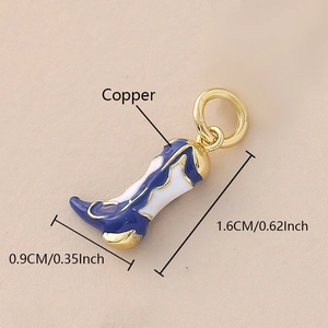 Vista de detalle de colgante bota de vaquero esmaltada en blanco y azul de 1,6cm