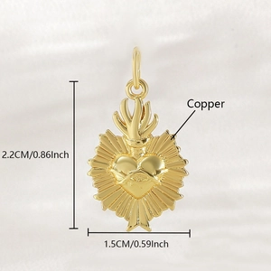 Dettaglio macro di un ciondolo Sacro Cuore in rame placcato oro 18K con misure
