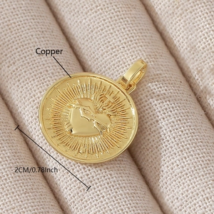 Vista macro di un ciondolo Sacro Cuore da 2cm in rame con placcatura in oro 18K