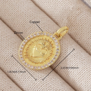 Dettaglio macro del ciondolo a cuore in rame placcato oro 18K con zirconi e rilievo