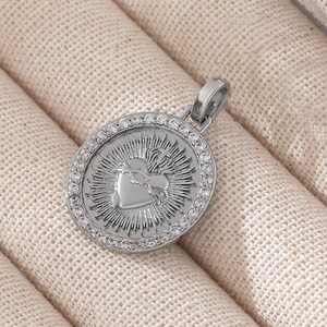 Squisito ciondolo Sacro Cuore in argento placcato oro 18K con croce e pietre zirconi
