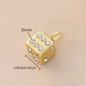 Detalle del colgante de dado bañado en oro con piedras de circón, tamaño 0,9 cm