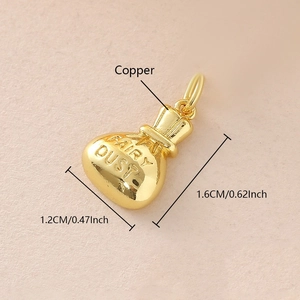 Detalle macro del colgante de bolsa Fairy Dust de cobre dorado con medidas 1,6cm por 1,2cm