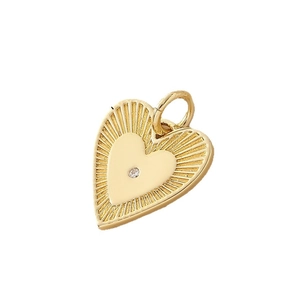 Elegante colgante de corazón bañado en oro con texturas radiales y circonita en el centro