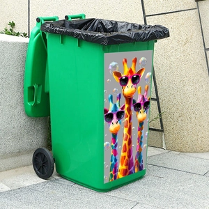 Détail des autocollants girafes colorées appliqués sur une poubelle verte extérieure