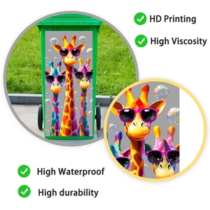 Détail des stickers girafe colorés sur poubelle extérieure en PVC imperméable durable