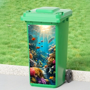 Détail d'une poubelle de 240L avec sticker PVC étanche motif monde sous-marin