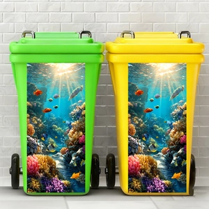 Détail des autocollants PVC étanches monde sous-marin sur poubelles vertes et jaunes