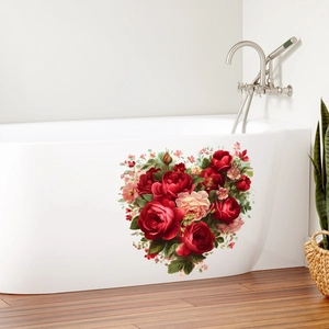 Détail d'un autocollant mural rose en cœur imperméable sur le côté d'une baignoire blanche