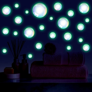 Macro-opname van lichtgevende groene bubbel muurstickers in een donkere badkamer