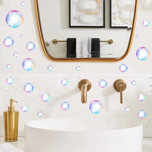 Detail van 3D iriserende bubbel muurstickers op een moderne marmeren badkamerwand