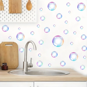 Detail van 3D iriserende bubbel muurstickers op een moderne keuken achtergrond