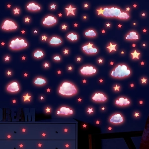 Autocollants muraux lumineux avec nuages et étoiles pour une chambre d'enfant rêveuse