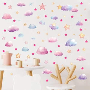 Détail de stickers muraux étoiles et nuages roses fluorescents dans une chambre d'enfant