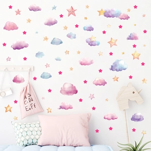 Détail d'autocollants muraux nuages aquarelle rose et étoiles souriantes pour la chambre