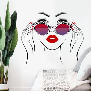 Sticker mural d'une femme chic avec lunettes léopard et lèvres rouges pour décoration