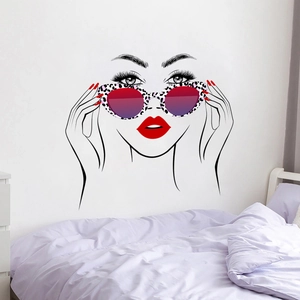 Sticker mural d'une femme avec lunettes léopard et lèvres rouges pour décoration intérieure