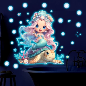 Adesivo murale fluorescente con una simpatica sirenetta su una tartaruga marina