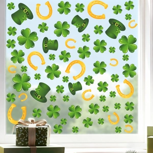 Detail von St. Patrick's Day Fensterbildern mit Kleeblättern, Hufeisen und grünen Hüten