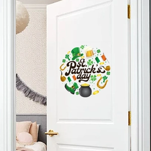 Sticker mural de la Saint-Patrick avec chapeau vert et trèfles sur une porte blanche