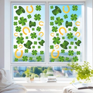 St. Patrick's Day Fensteraufkleber mit Kleeblättern und grünen Hüten auf einer Glasscheibe