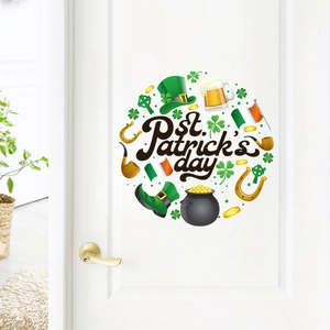 Sticker mural St Patrick avec chapeau vert et trèfles sur une porte blanche