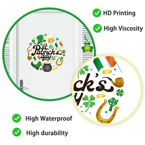 Détail de l'autocollant St. Patrick avec trèfles et chaudron d'or sur une porte blanche