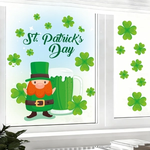 Detaillierte Fensteraufkleber zum St. Patrick's Day mit Kobolden und Kleeblättern