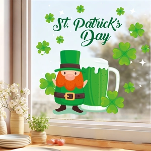 St. Patricks Day Fensteraufkleber mit irischen Gnomen und Kleeblättern am Glas