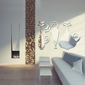 Détail de trois stickers muraux miroirs chats en acrylique reflétant un salon moderne