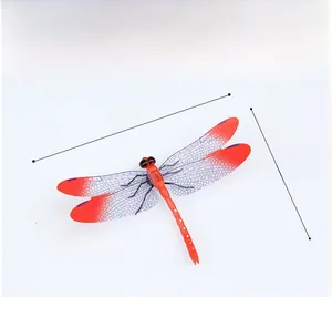 Détails de la libellule 3D rouge de 14 cm montrant les dimensions et la texture des ailes