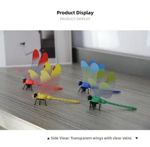 Vue détaillée de libellules 3D artificielles aux ailes transparentes sur bois sombre
